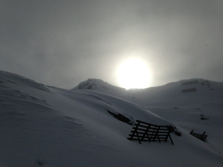 Een lage zon prikt door de wolken